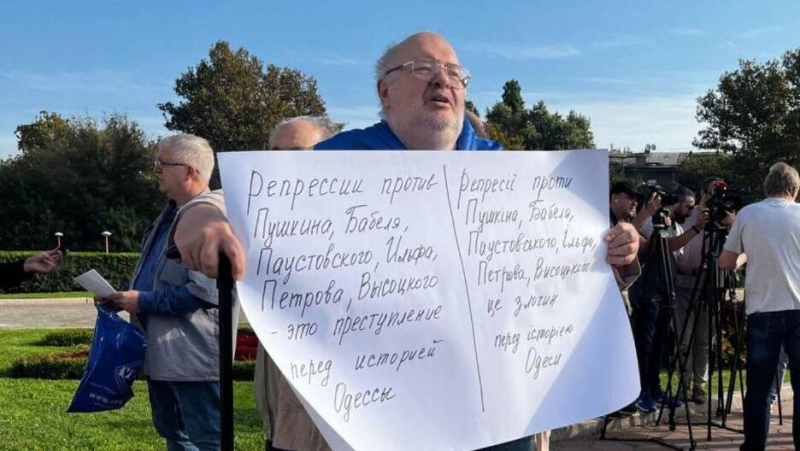 Жители Одессы вышли на митинг против сноса памятников